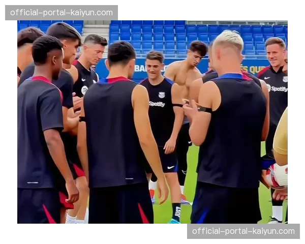 巴萨训练场上加维与队友相拥庆祝,175天伤愈回归开启新征程 巴萨训练场上加维与队友相拥庆祝,175天伤愈回归开启新征程